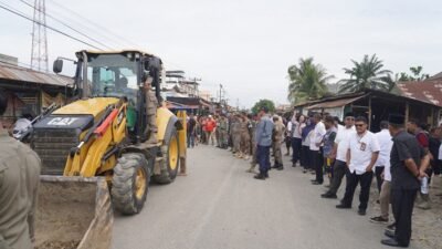 Eksekusi Penertiban Kios Pedagang di Luar Pasar Tradisional Tanjung Pura Berjalan Kondusif