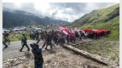 Masyarakat Puncak Jaya Secara Serentak Kibarkan Bendera Merah Putih  Dalam Upacara Hadir Lahir Pancasila 2026