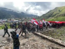 Masyarakat Puncak Jaya Secara Serentak Kibarkan Bendera Merah Putih  Dalam Upacara Hadir Lahir Pancasila 2026