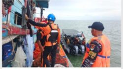 Gabungan TNI AL – Basarna Bekerjasama  Mencari Nelayan Hilang Akibat Kapal Karam Di Tanjung Api