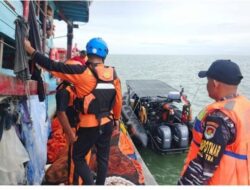 Gabungan TNI AL – Basarna Bekerjasama  Mencari Nelayan Hilang Akibat Kapal Karam Di Tanjung Api