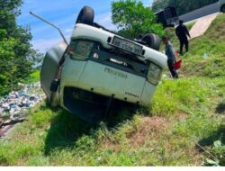 Ban Mobil Pecah  Isuzu Trada Akibatkan Laka Lantas Tunggal di Sergai