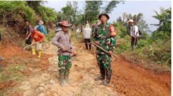 Perkuat Akses Ekonomi Kedalam Maupun Keluar Desa, TNI Kolobrasi Warga Cilograng Gelar Gotong Royong Bangun Jalan Penghubung Antar desa