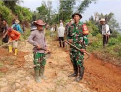 Perkuat Akses Ekonomi Kedalam Maupun Keluar Desa, TNI Kolobrasi Warga Cilograng Gelar Gotong Royong Bangun Jalan Penghubung Antar desa