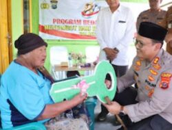 Peringatan Hari Bhayangkara -80, Kapolres Langkat Serahkan Kunci Rumah Bu Ginah  Hasil Kolobrasi Baznas dan Polres Langkat sebagai Wujud nyata peduli warga di Wilayah Hukum Polres Langkat