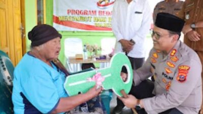 Peringatan Hari Bhayangkara -80, Kapolres Langkat Serahkan Kunci Rumah Bu Ginah  Hasil Kolobrasi Baznas dan Polres Langkat sebagai Wujud nyata peduli warga di Wilayah Hukum Polres Langkat