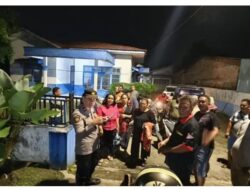 Puluhan Masyarakat Serbu Rumah Dinas Camat Deli Tua, Tuding Camat Tak Laksanakan Perintah Bupati dan Beking Pedagang Liar