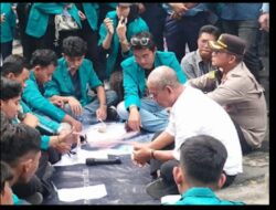 Aliansi Mahasiswa UNIMED Lakukan Unjuk Rasa depan gedung DPRD SUMUT  di Jalan Imam bonjol No.1 Medan