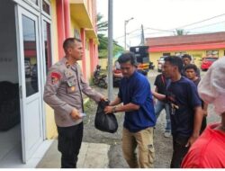 Peringatan HUT Bhayangkara Ke- 80 Kabag Ops Polres Pelabuhan Belawan Gelar Pembagian  Sembako Kepada Masyarakat Sekitar di Mako Polres Belawan