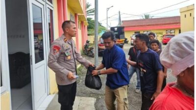 Peringatan HUT Bhayangkara Ke- 80 Kabag Ops Polres Pelabuhan Belawan Gelar Pembagian  Sembako Kepada Masyarakat Sekitar di Mako Polres Belawan