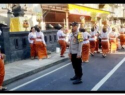 Bhabinkamtibmas Kelurahan Sading Gelar Atensi Giat Piodalan di Pura Dalem Tungkub Beserta Pecalang Desa Adat