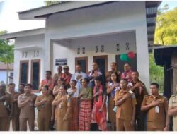 Bupati  Yosep Falentinus Delasalle Kebo, Serahkan kunci rumah secara Simbolik  Program Rumah Layak Huni Plus Sanitasi kepada masyarakat penerima manfaat di Kelurahan Tubuhue, Kecamatan Kota Kefamenanu 2026