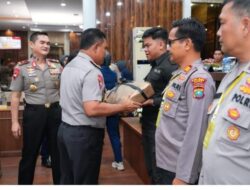 Kapolda Sumatera Utara Beri Penghargaan kepada  Satuan Brimob Polda Sumut Bharada Rendika Lubis sebagai Admin Media Sosial Terbaik 2026
