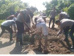Kolobrasi Warga Labokke Bersama Brimob Polda Sulsel Tutup Jalan Rusak Penghubung Toraja-Luwu