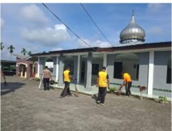 Polsek Tiganderket Tanah Karo Gelar  bakti sosial Religi dengan bergotong royong Bersihkan rumah ibadah Gereja sekaligus Masjid di Kecamatan Tiganderket