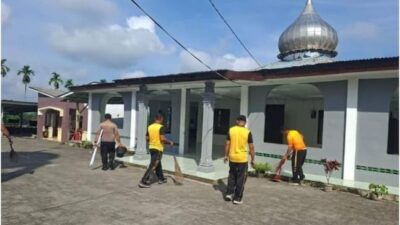 Polsek Tiganderket Tanah Karo Gelar  bakti sosial Religi dengan bergotong royong Bersihkan rumah ibadah Gereja sekaligus Masjid di Kecamatan Tiganderket