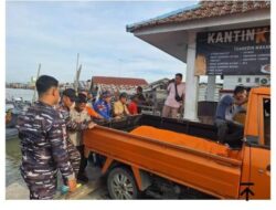 Personil Polsek Talawi dan Unit Inafis Polres Batu Bara Gelar evakuasi terhadap mayat terapung di laut lepas