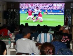 Kapolrestabes Medan Nobar Kick Off Piala Dunia 2026 Bersama Personel dan Masyarakat Sekitar