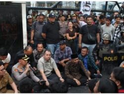 Kapolrestabes Medan Perintahkan APH Tetap Humanis dalam Penanganan Aksi KBMN di Gedung DPRD Medan 