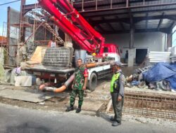 Pacu Kelancaran & Keselamatan Lalu Lintas, Babinsa Serengan dan Linmas Bantu Pengecoran Rumah Warga