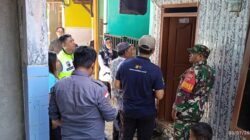 Babinsa Bhabinkamtibmas & Lurah Joyotakan Edukasi Terkait Pelepasan Stiker Warga Miskin