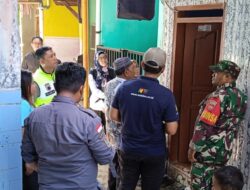 Babinsa Bhabinkamtibmas & Lurah Joyotakan Edukasi Terkait Pelepasan Stiker Warga Miskin