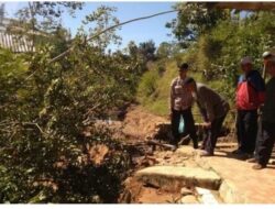Polsek Banjar Wangi Bantu Masyarakat Korban Longsor
