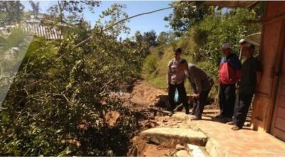 Polsek Banjar Wangi Bantu Masyarakat Korban Longsor