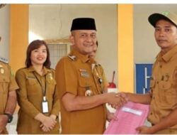 Camat Medan Tuntungan Serahkan SK Kepala Lingkungan VIII Kelurahan Tanjung Selamat