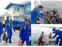 Satpolairud Polresta Tanjungpinang Laksanakan kegiatan Bansos Program Jumat Berkah di wilayah Perairan Kolam Bandar dan Dermaga Pelantar I Tanjung Pinang