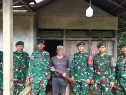 Gencarkan Kegiatan Komsos, Satgas Pamtas Yonarmed 13/Nanggala Terima Penyerahan Sukarela Senjata Api Rakitan dan Munisi dari Warga