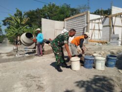 Gotong Royong Bangun Rumah Warga, Babinsa Nogosari Perkuat Kemanunggalan TNI dan Rakyat