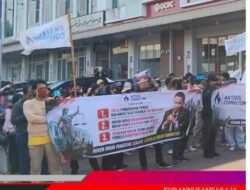 Ratusan Massa Geruduk Kantor Hotman Paris di Kelapa Gading, Polisi Siagakan Personil