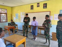Wujudkan Kemanunggalan TNI-Rakyat, Satgas Pamtas RI-PNG Kewilayahan Yonif 645/Gty Membantu Mengajar di Sekolah Perbatasan Papua