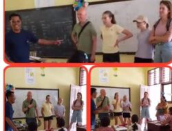 Turis mancanegara asal Inggris (England) laksanakan Aksi Sosial Berupa Alat Tulis di SD Negeri 6 Hariara pohan Samosir