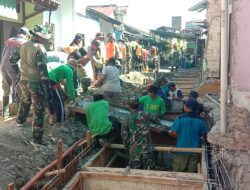 Danramil 03 Serengan Terjun Langsung & Semangati Satgas TMMD, Ormas, Warga Dalam Pengecoran Begesteng Sasaran Saluran Air
