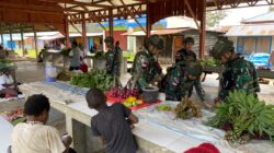 Wujud Kepedulian terhadap Kesejahteraan Masyarakat Pos Bolakme Satgas Pamtas RI-PNG Kewilayahan Yonif 645/GTY Borong Hasil Kebun Warga