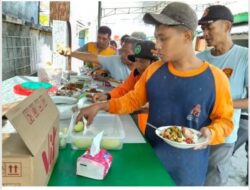Semangat Gotong Royong Ibu-ibu Warnai TMMD Sengkuyung Tahap III Kodim 0735 Surakarta