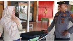 Ibu Kelola warung buah di Desa Sidoasri, Kecamatan Candipuro, Lampung Selatan. Sepeda motor miliknya yang sempat dicuri berhasil ditemukan polisi dan diantarkan langsung ke tempat usahanya oleh jajaran Polsek Candipuro