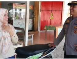 Ibu Kelola warung buah di Desa Sidoasri, Kecamatan Candipuro, Lampung Selatan. Sepeda motor miliknya yang sempat dicuri berhasil ditemukan polisi dan diantarkan langsung ke tempat usahanya oleh jajaran Polsek Candipuro