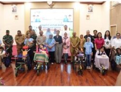 Ketua Dharma Wanita Kab Simalungun Apresiasi Bantuan kursi roda adaptif bagi Anak yang Butuhkan Perlindungan Khusus (AMPK) penyandang cerebral palsy Peringati Hari Anak Nasional ke-42 Tingkat Provinsi Sumut
