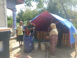 Babinsa Dampingi BBWS Bengawan Solo Salurkan 8.000 Liter Air Bersih untuk Warga Terdampak Kekeringan di Gesi