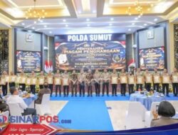Kapolda Sumatera Utara Irjen Pol. Whisnu Hermawan Februanto, S.I.K., M.H., didampingi Wakapolda Sumatera Utara Brigjen Pol. Sonny Irawan, S.I.K., M.H., bersama Kepala Kejaksaan Tinggi Sumatera Utara Muhibuddin dan Wakil Kepala Kejaksaan Tinggi Sumatera Utara Eko Adhyaksono Serahkan Piagam Penghargaan kepada satuan kerja berprestasi dalam pembangunan Zona Integritas (ZI) dan Pelayanan Prima di Mapoldasu