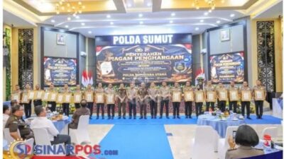 Kapolda Sumatera Utara Irjen Pol. Whisnu Hermawan Februanto, S.I.K., M.H., didampingi Wakapolda Sumatera Utara Brigjen Pol. Sonny Irawan, S.I.K., M.H., bersama Kepala Kejaksaan Tinggi Sumatera Utara Muhibuddin dan Wakil Kepala Kejaksaan Tinggi Sumatera Utara Eko Adhyaksono Serahkan Piagam Penghargaan kepada satuan kerja berprestasi dalam pembangunan Zona Integritas (ZI) dan Pelayanan Prima di Mapoldasu