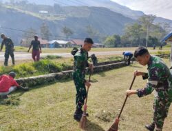 Perkokoh Kemanunggalan, Pos Kout Satgas Yonarmed 13/Nanggala Gelar Kerja Bakti Bersama Warga Gotong Pasir Sungai demi Pembangunan Masjid Desa Senaning
