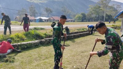 Perkokoh Kemanunggalan, Pos Kout Satgas Yonarmed 13/Nanggala Gelar Kerja Bakti Bersama Warga Gotong Pasir Sungai demi Pembangunan Masjid Desa Senaning