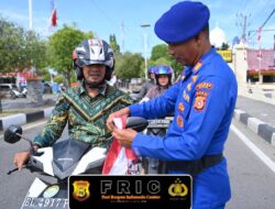 ‎Tumbuhkan Cinta Tanah Air, Kapolres Pidie Bagikan Bendera Merah Putih kepada Pengguna Jalan