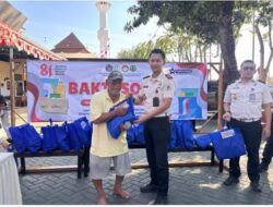 Lembaga Pemasyarakatan Kelas IIA Sidoarjo, di bawah Kanwil Ditjen Pemasyarakatan Jawa Timur, Gelar kegiatan bakti sosial  Salurkan 45 paket sembako Pada masyarakat lingkungan Lapas Peringati HUT 81