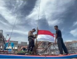 Sat polairud Polres Langkat Bagikan Bendera Merah Putih kepada nelayan Sambut HUT RI 81
