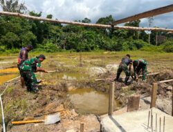 Satgas Yonif 645 GTY Pos Muara Nawa Melaksanakan Kegiatan Membangun Gereja Di Distrik Airu
